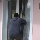 Jak snadno se rozbije nezabezpečené okno – varovné video