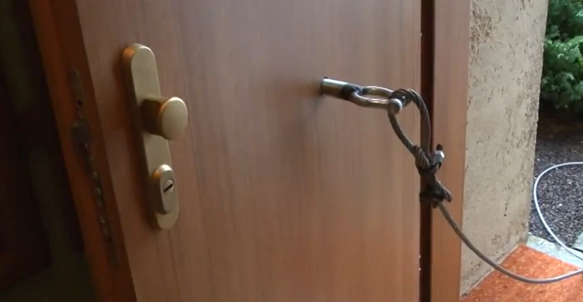 Netradiční test: Bezpečnostní dveře ADLO vs. dvě auta