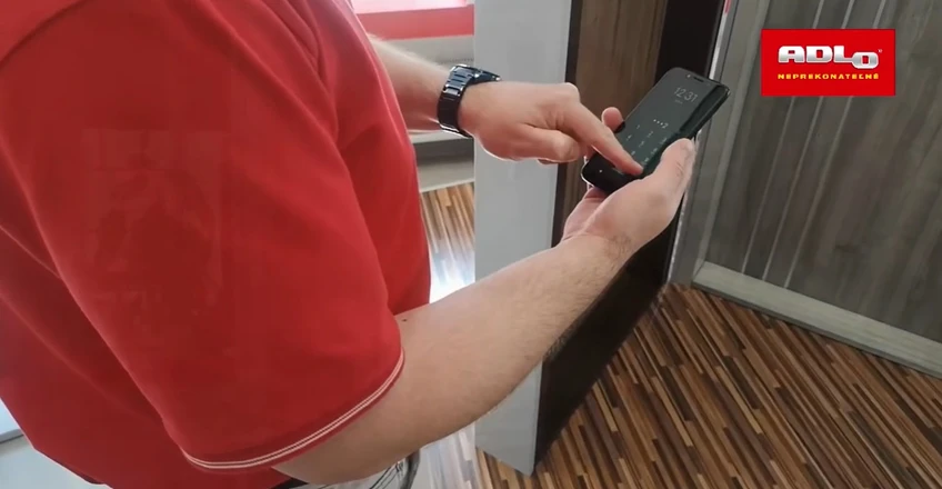 Hygienické otvírání dveří mobilem – bezkontaktní řešení ADLO
