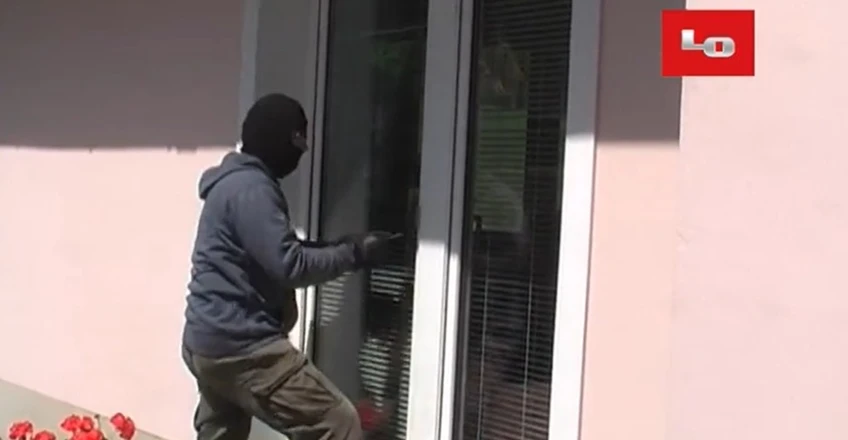 Uzamykatelný mechanizmus okna ADLO – test odolnosti